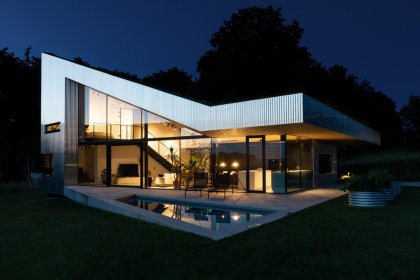 Moderne Villa im Wald mit Pool
