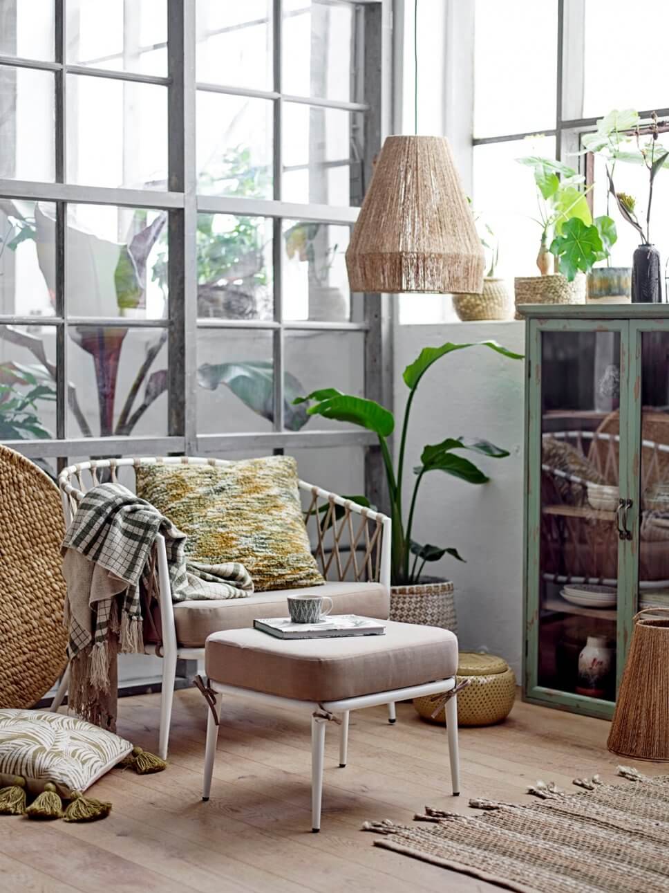 Sessel mit Fußhocker vor Sprossenfenster