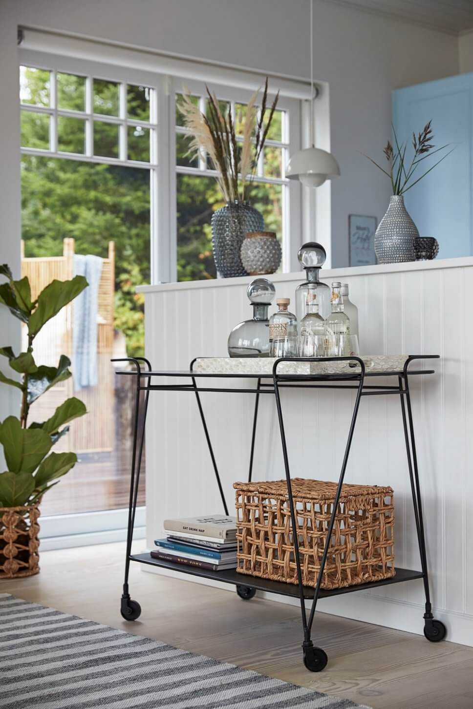 Servierwagen vor Glastür zum Garten