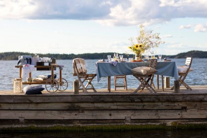 Sommerlich gedeckter Tisch auf Bootssteg