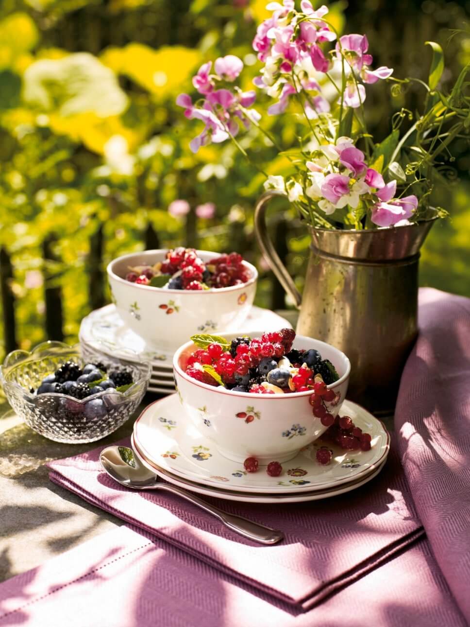 Sommerlich gedeckter Tisch auf der Terrasse