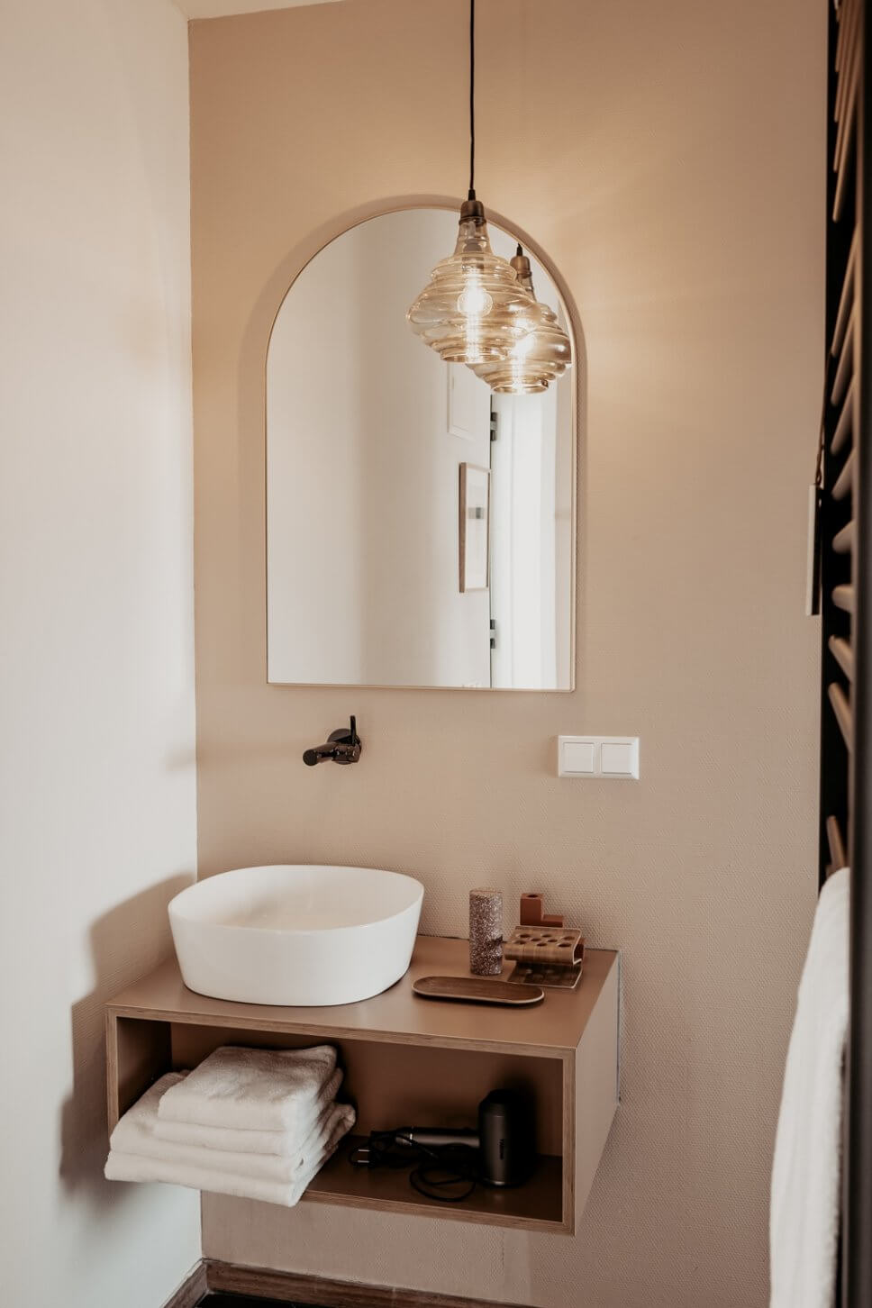 Modernes Badezimmer mit Waschtisch