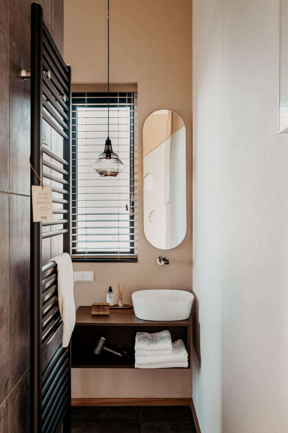 Modernes Badezimmer mit Waschtisch