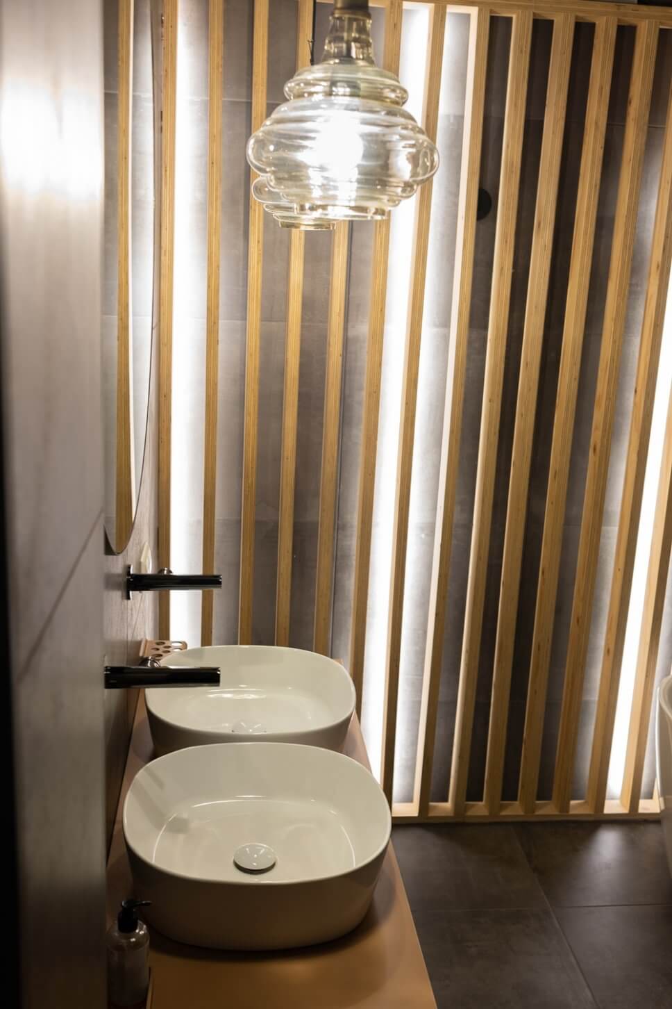 Modernes Badezimmer mit Waschtisch