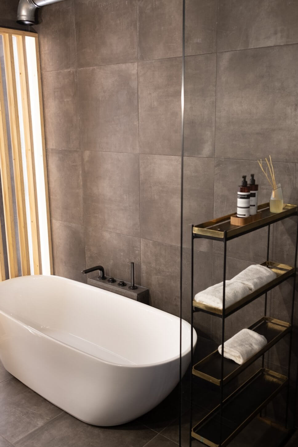 Modernes Badezimmer mit freistehender Wanne