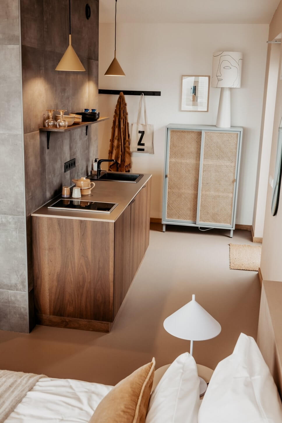 Modern eingerichtete Pantry mit Bett im Vordergrund