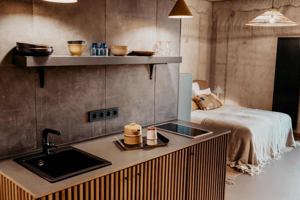 Modern eingerichtete Pantry mit Bett im Hintergrund