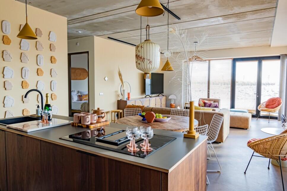 Modern eingerichteter Wohnraum mit Kücheninsel im Vordergrund