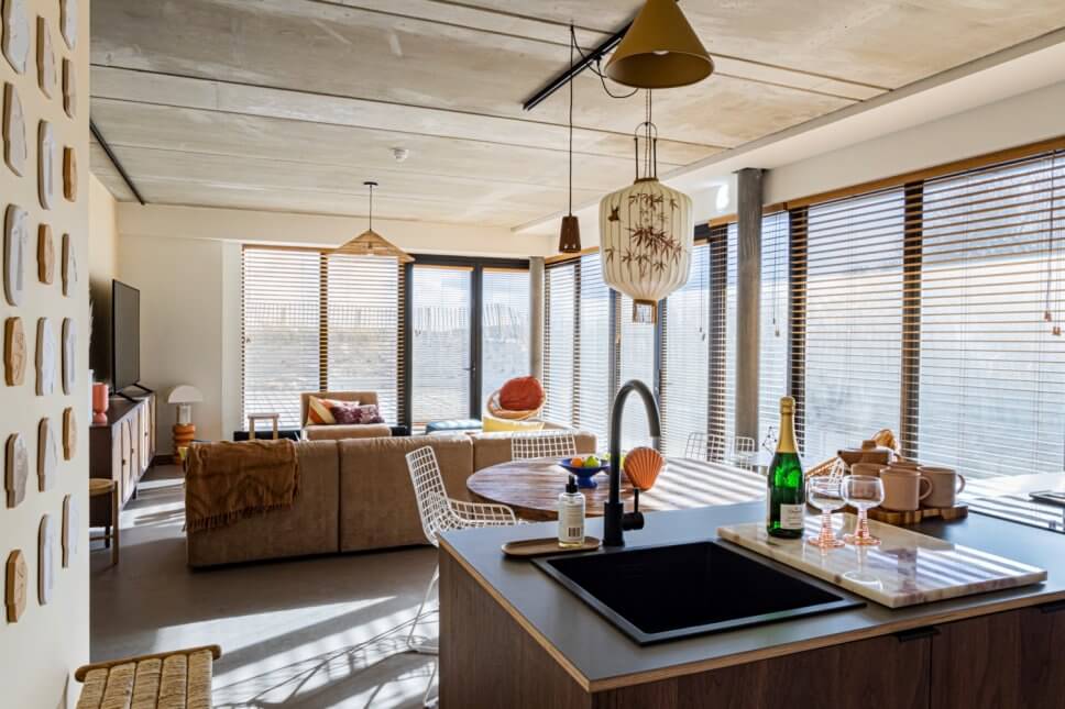 Modern eingerichteter Wohnraum mit Kücheninsel im Vordergrund