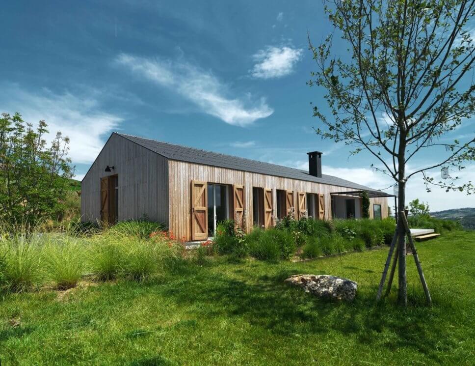 Modernes Holzhaus in sommerlicher Landschaft