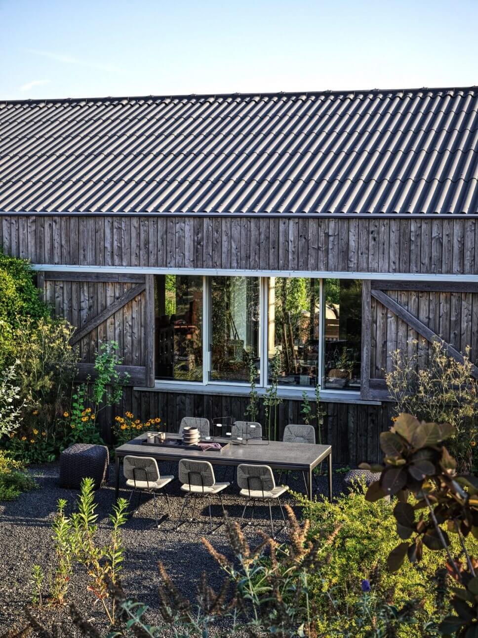 Moderne Gartenstühle und Tisch auf Terrasse