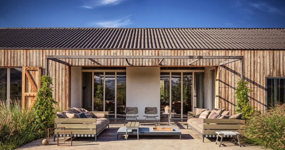 Modernes Gartensofa auf Terrasse