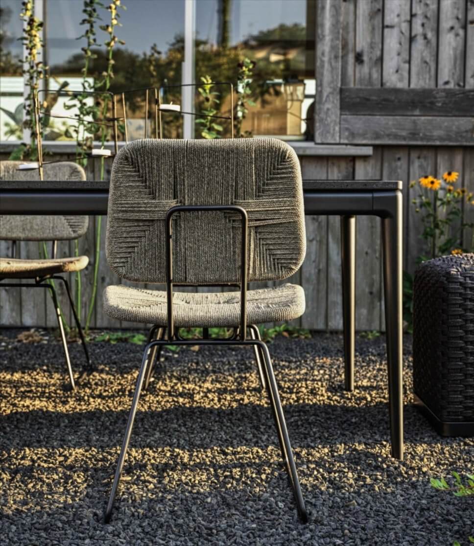 Moderne Gartenstühle auf Terrasse