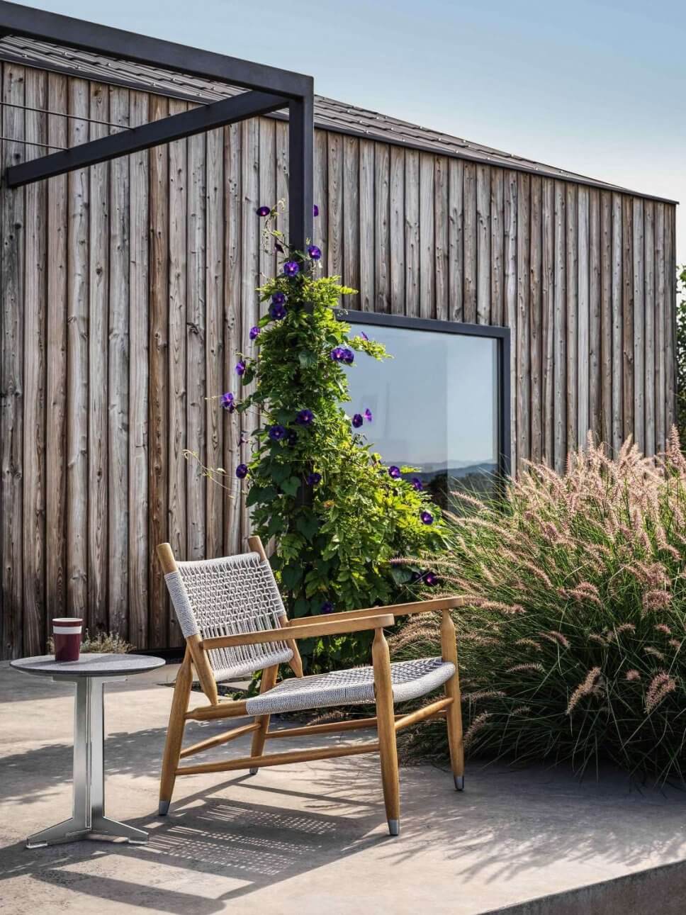 Moderner Gartensessel auf Terrasse