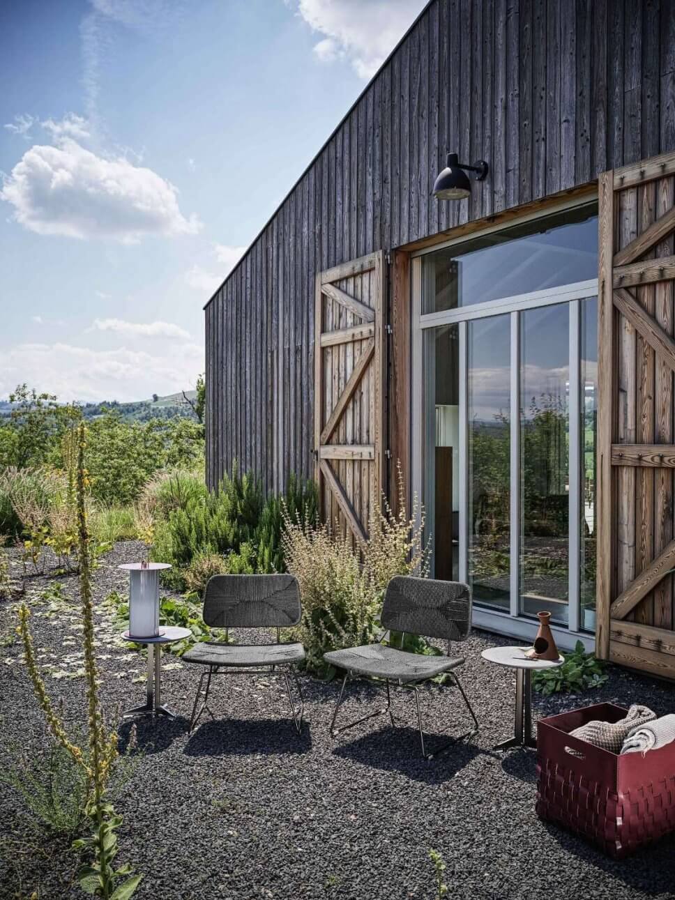 Moderne Gartenstühle auf Terrasse