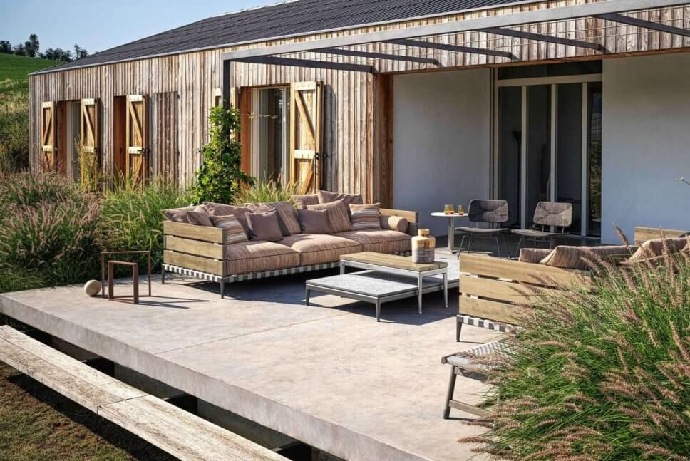 Modernes Gartensofa auf Terrasse