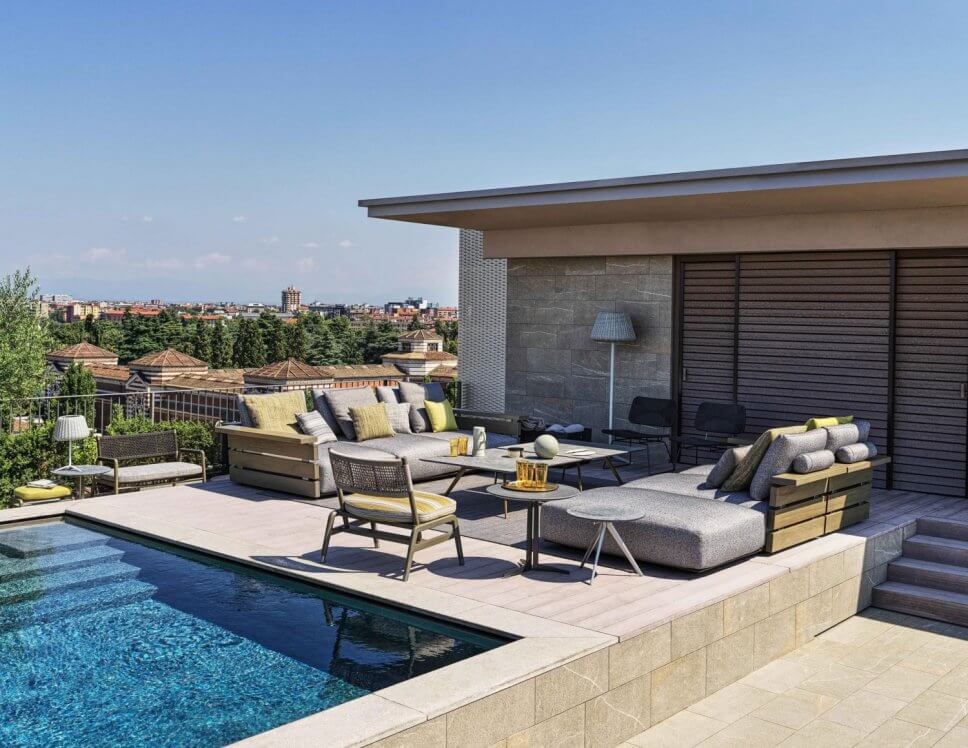 Modernes Gartensofa auf Terrasse neben Pool