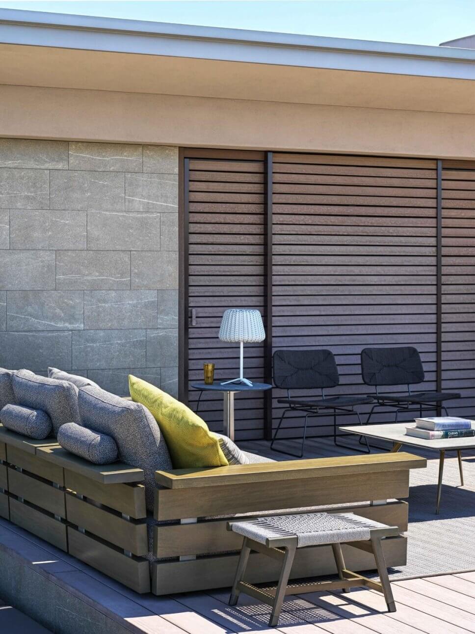 Modernes Gartensofa auf Terrasse