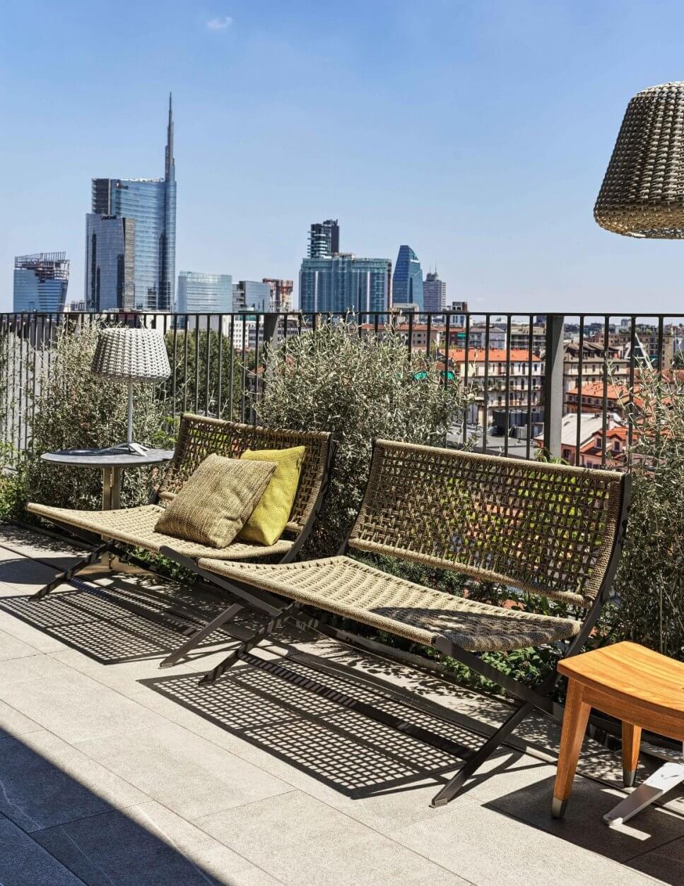 Moderne Gartensofas auf Dachterrasse