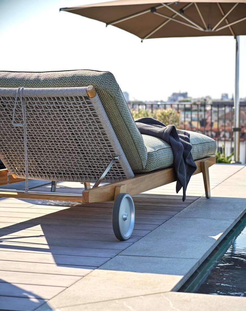 Modernes Sonnenliege auf Dachterrasse