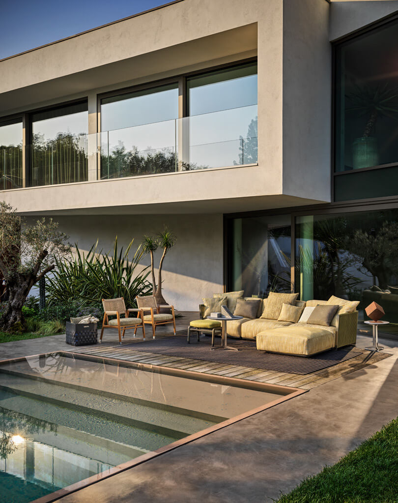 Modernes Gartensofa auf Terrasse