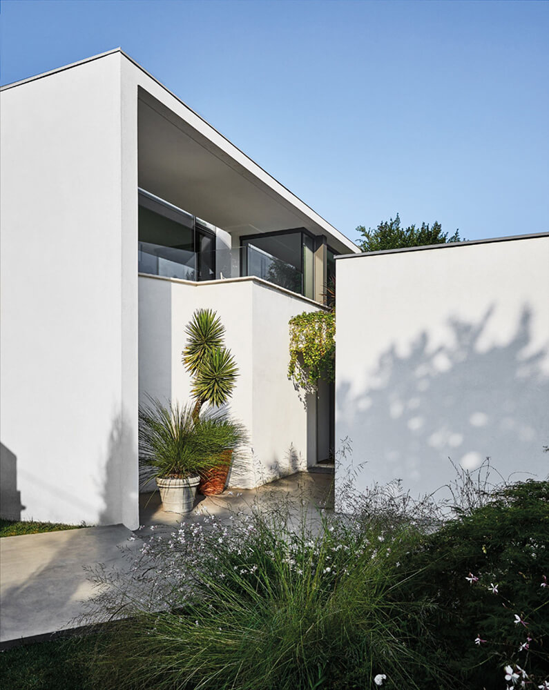 Moderne Villa mit Palmen in Kübeln