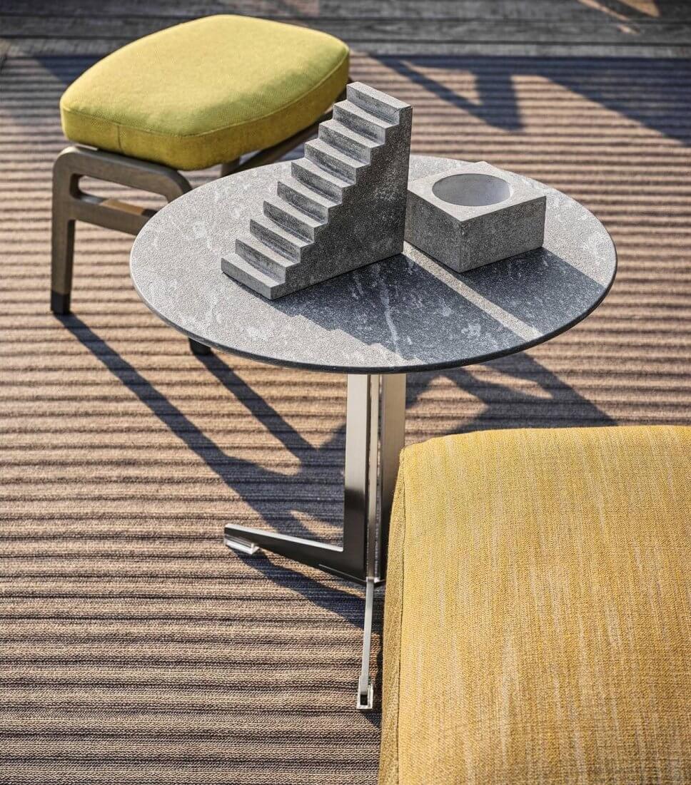 Detail eines modernen Gartensofas, Coffeetable und Hocker auf Terrasse