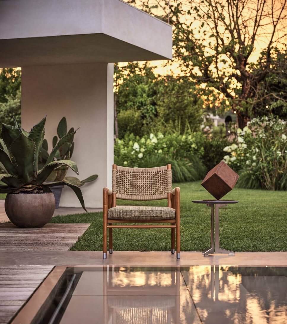 Moderner Gartenstuhl auf Terrasse