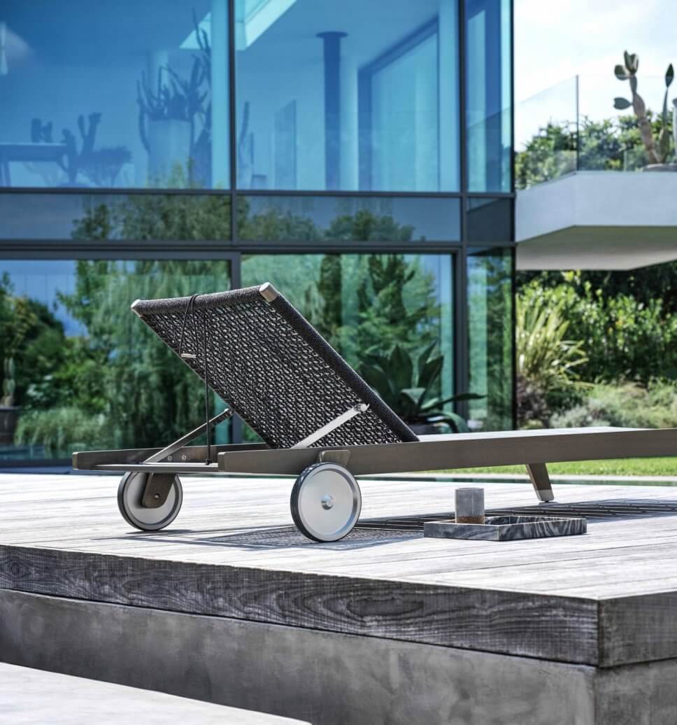 Modernes Sonnenliege auf Terrasse