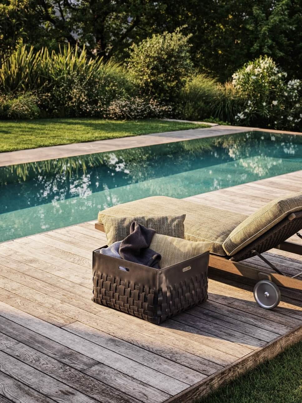 Modernes Sonnenliege auf Terrasse neben Pool