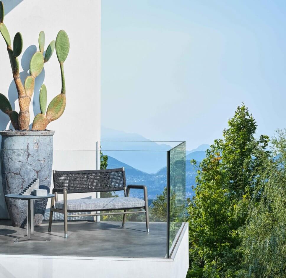 Moderner Gartensessel auf Balkon