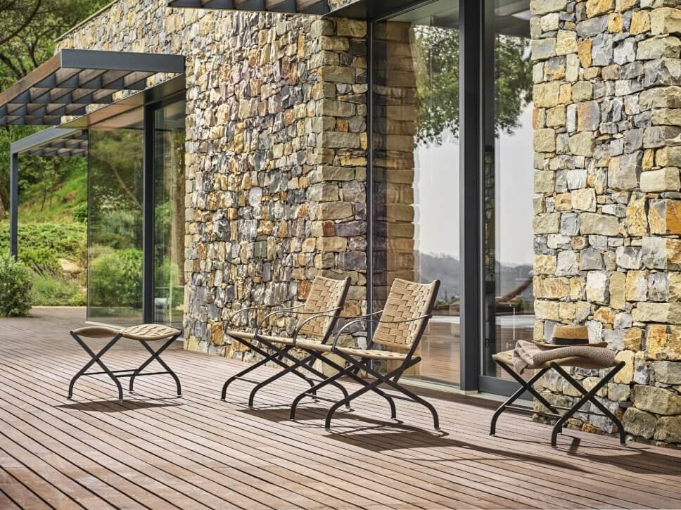 Moderne Gartenstühle auf Terrasse