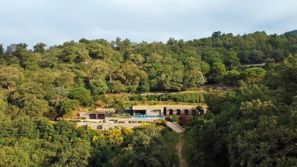 Moderne Villa im Hang mit Pool