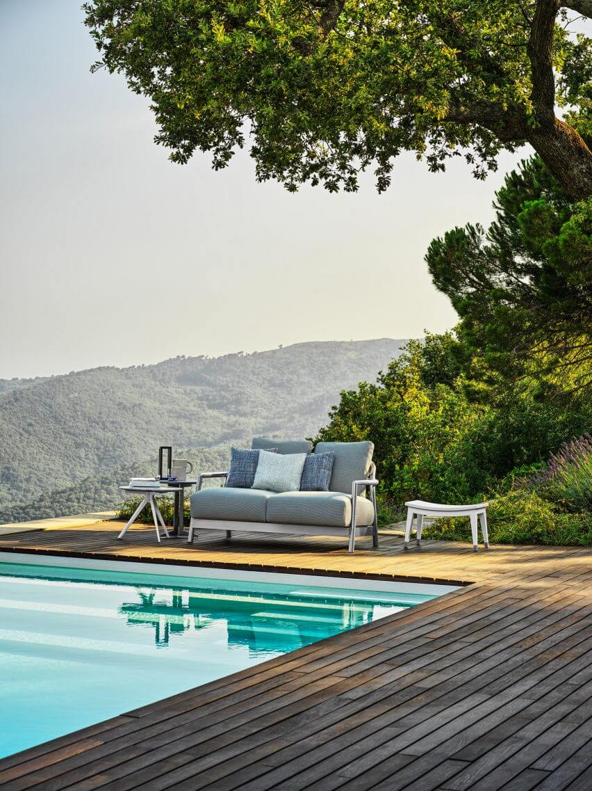 Modernes Gartensofa auf Terrasse neben Pool