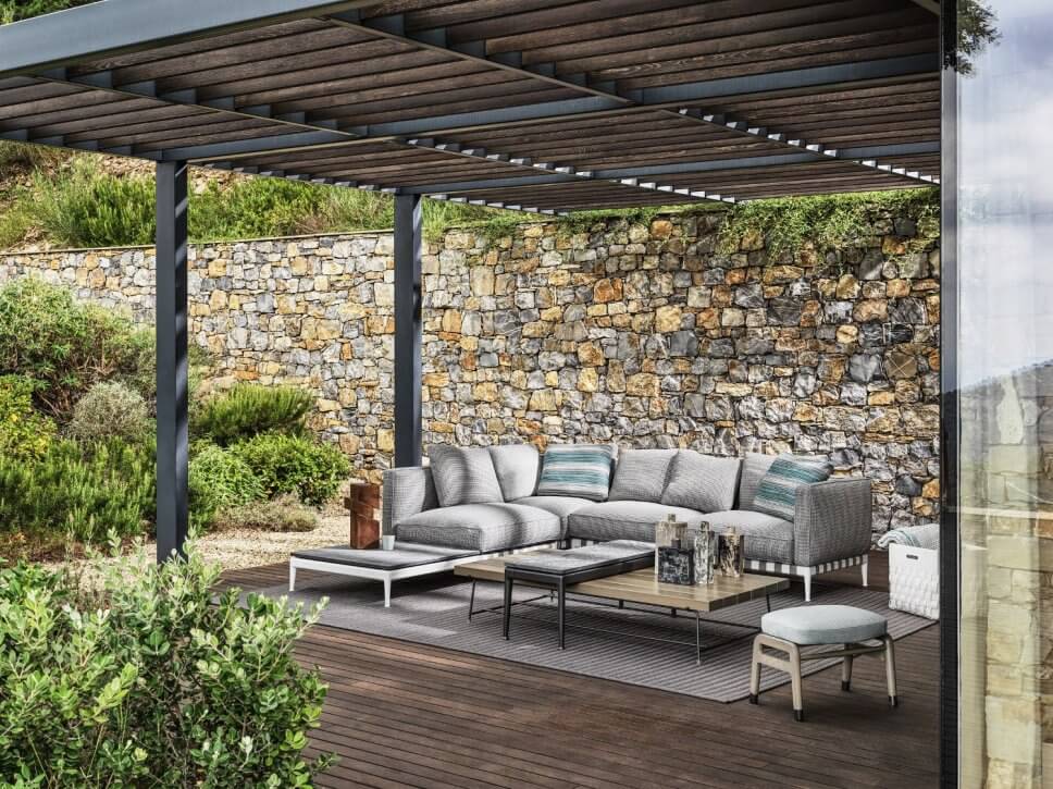 Modernes Gartensofa auf Terrasse
