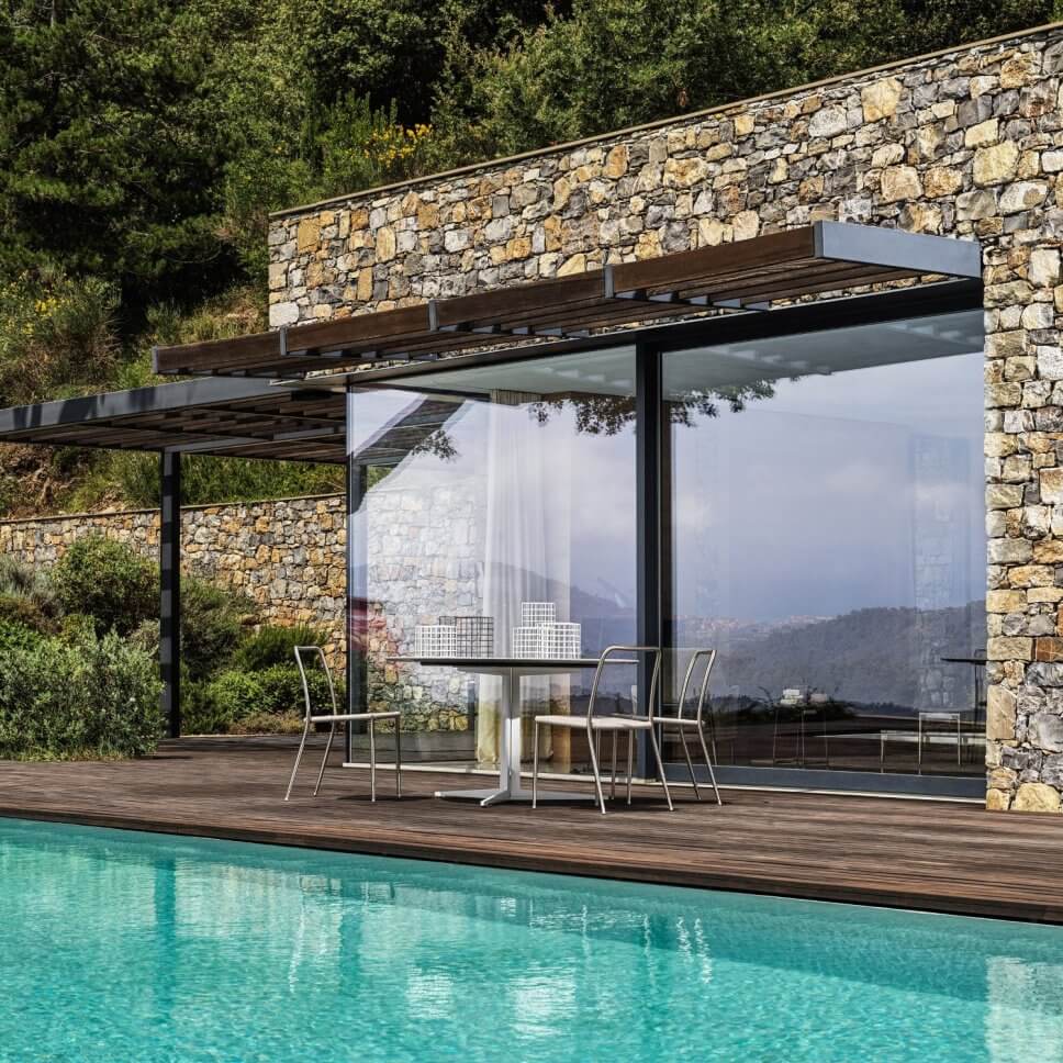 Moderne Gartenstühle und Tisch auf Terrasse