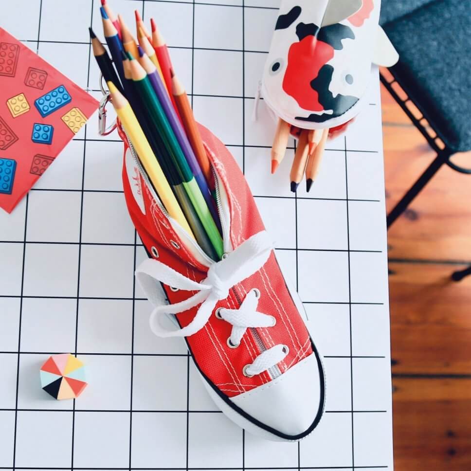 Bunte Notizhefte und Stifte