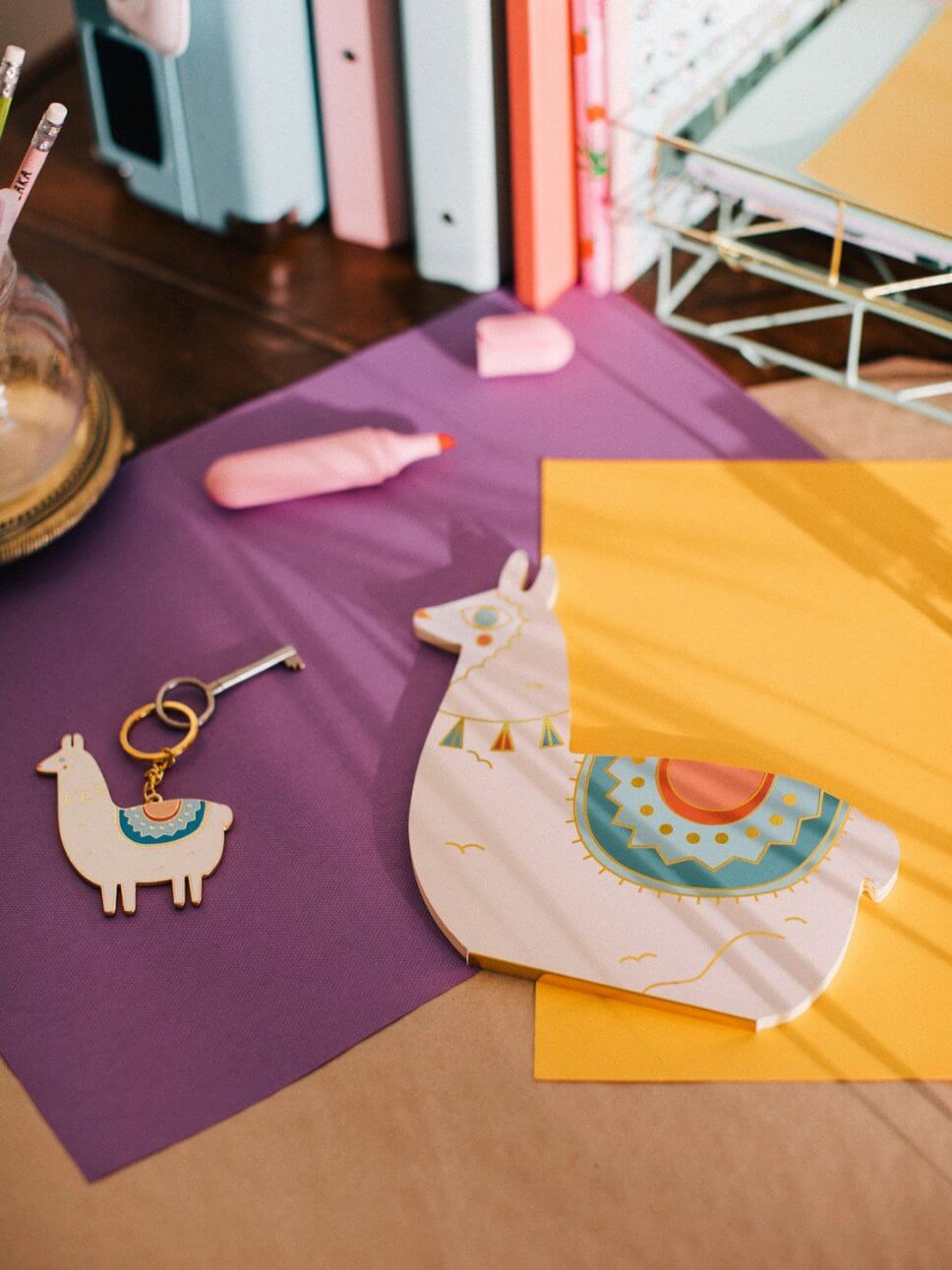 Bunte Notizhefte und Stifte