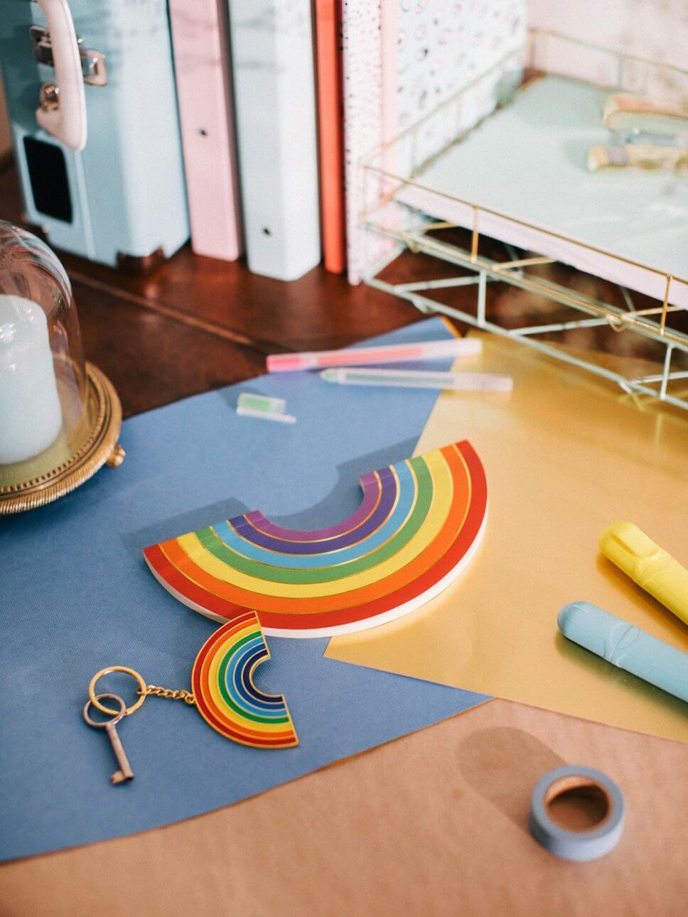 Bunte Notizhefte und Stifte in Hand-Form