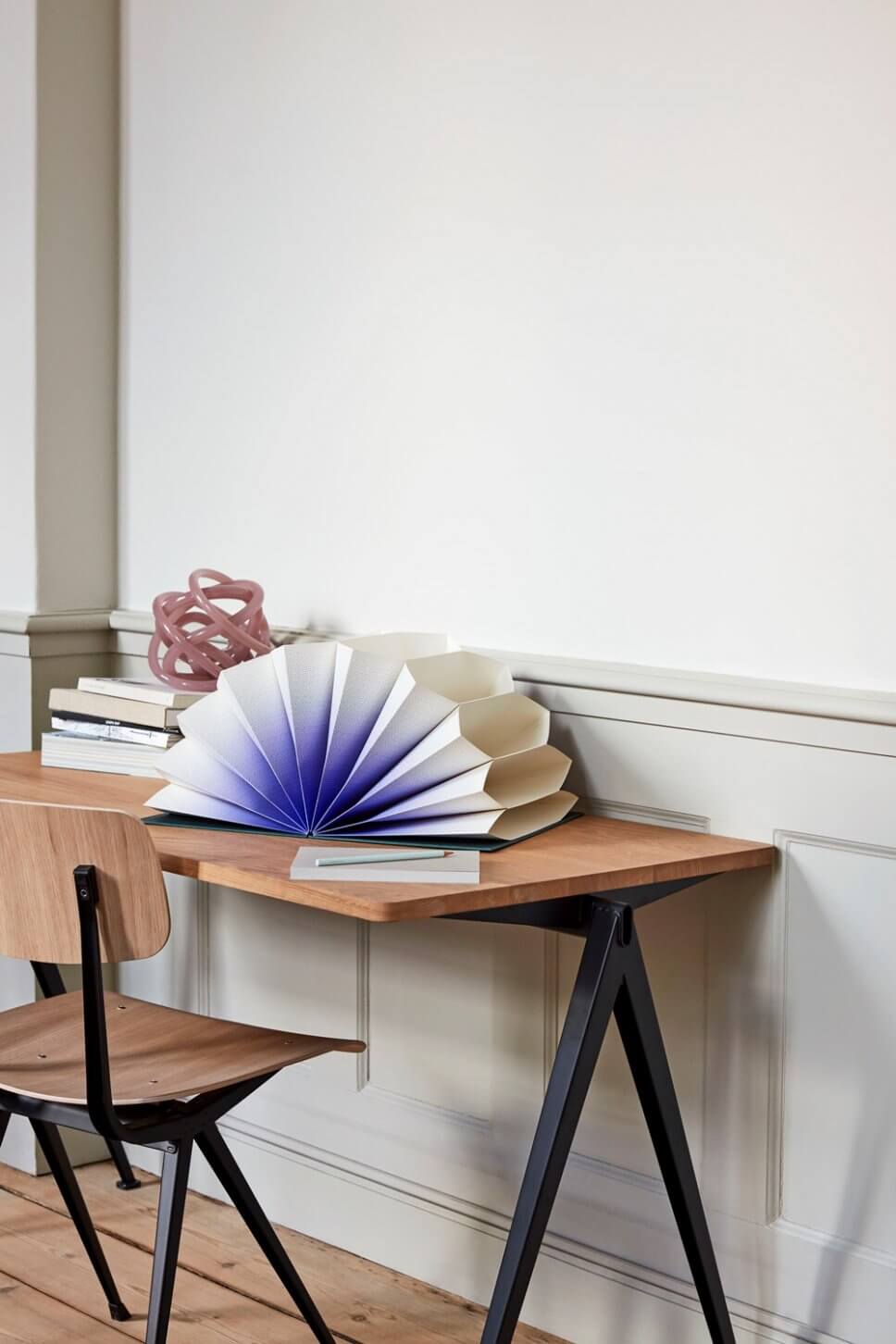 Bunte Schreibtischorganizer und Stifte