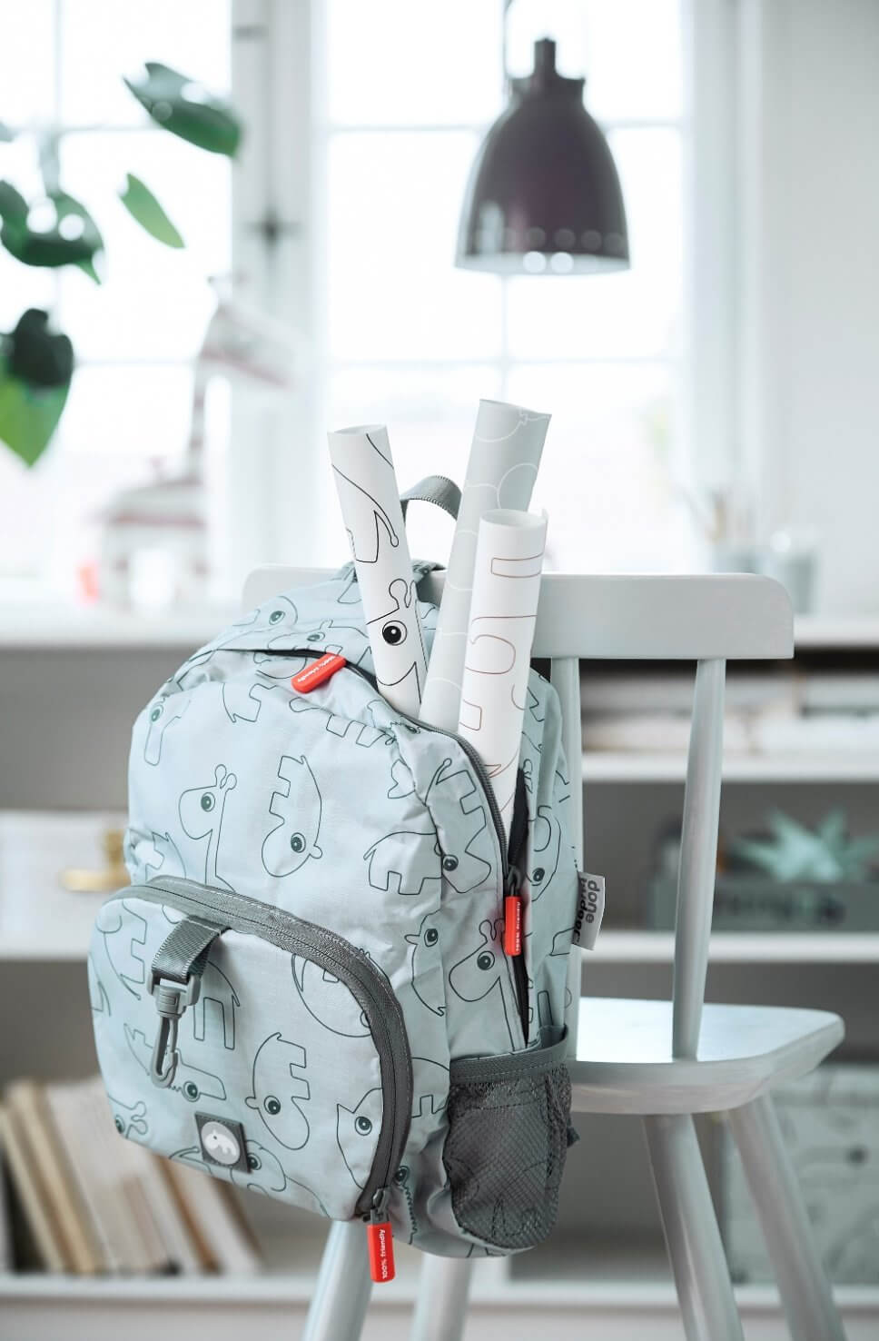 Rucksack hängt über einem Kinderstuhl
