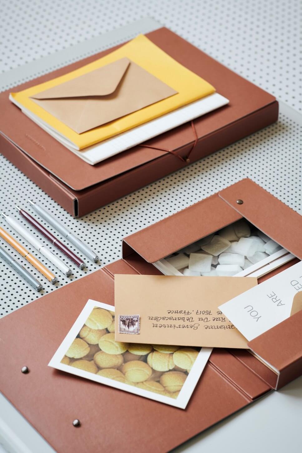 Bunte Mappen und Stifte