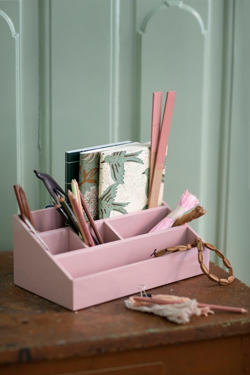 Bunte Schreibtischorganizer und Stifte