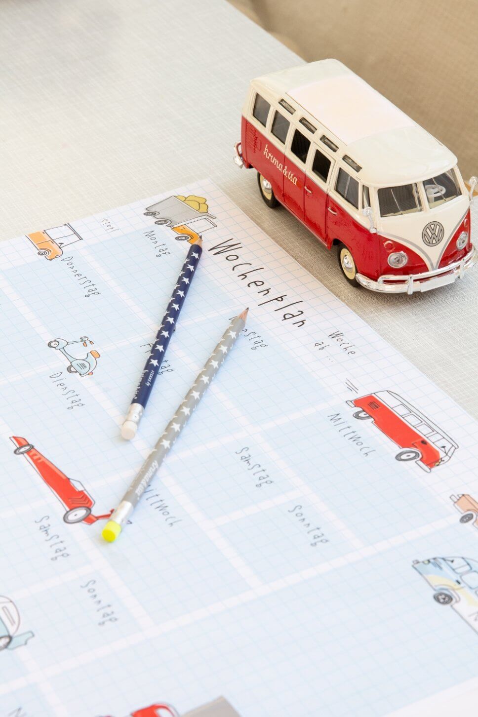 Bunte Schreibtischunterlage und Stifte