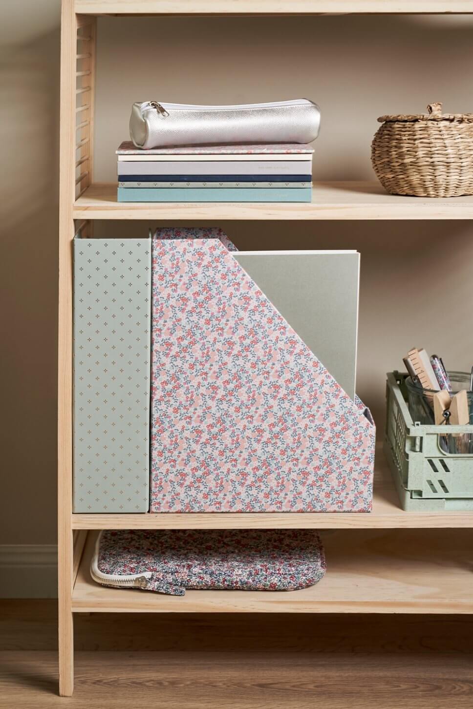 Reagl mit bunten Organizern und Notizbüchern