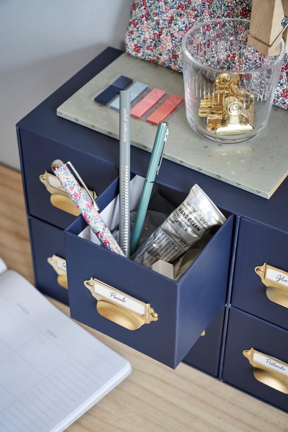 Bunte Schreibtischorganizer und Stifte