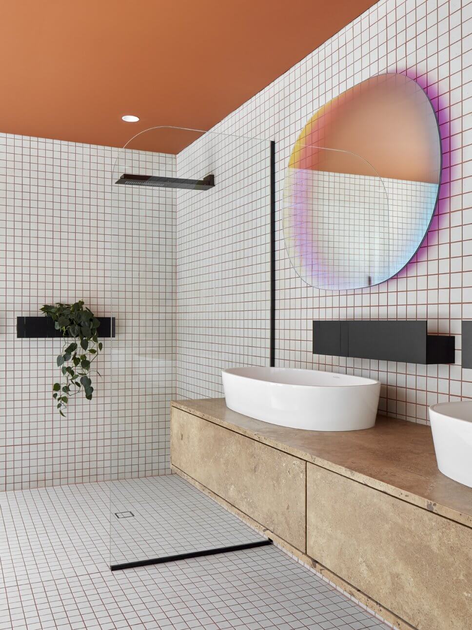 Modern eingerichtetes Badezimmer