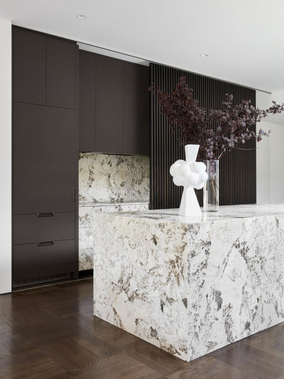 Modern eingerichtete offene Küche