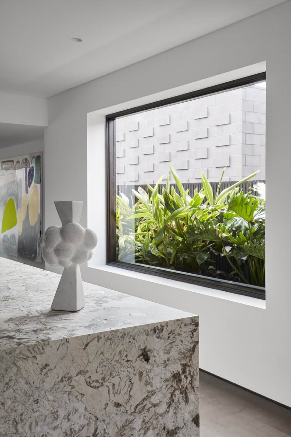 Modern eingerichtete offene Küche