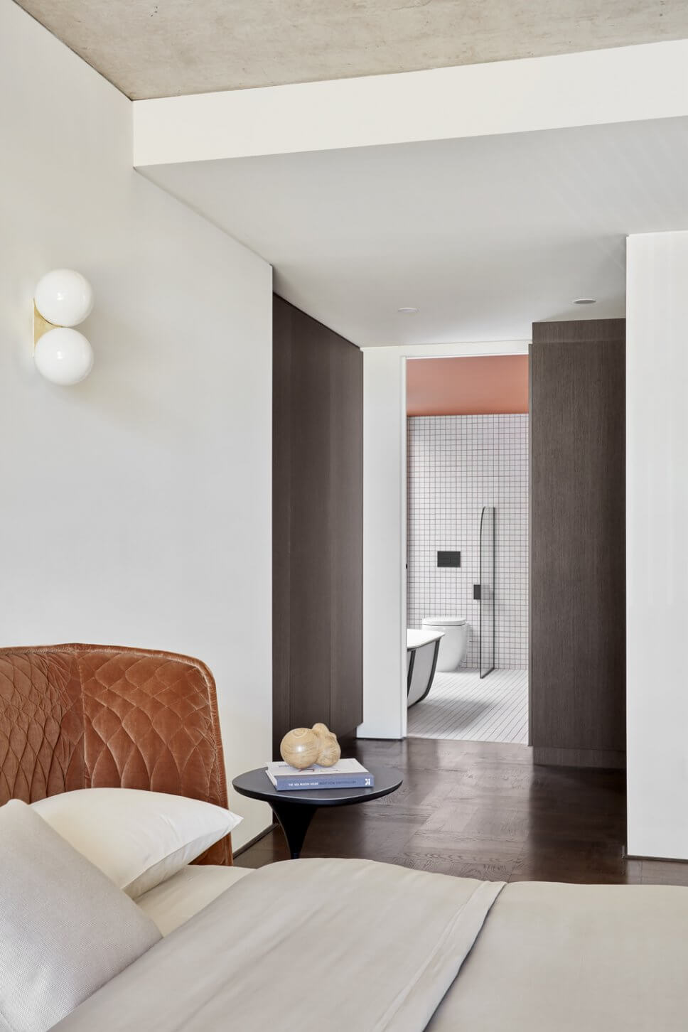 Modern eingerichtetes Schlafzimmer mit Blick ins Badezimmer